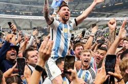 开云体育app-阿根廷赛后球员集体庆祝取胜直逼前四