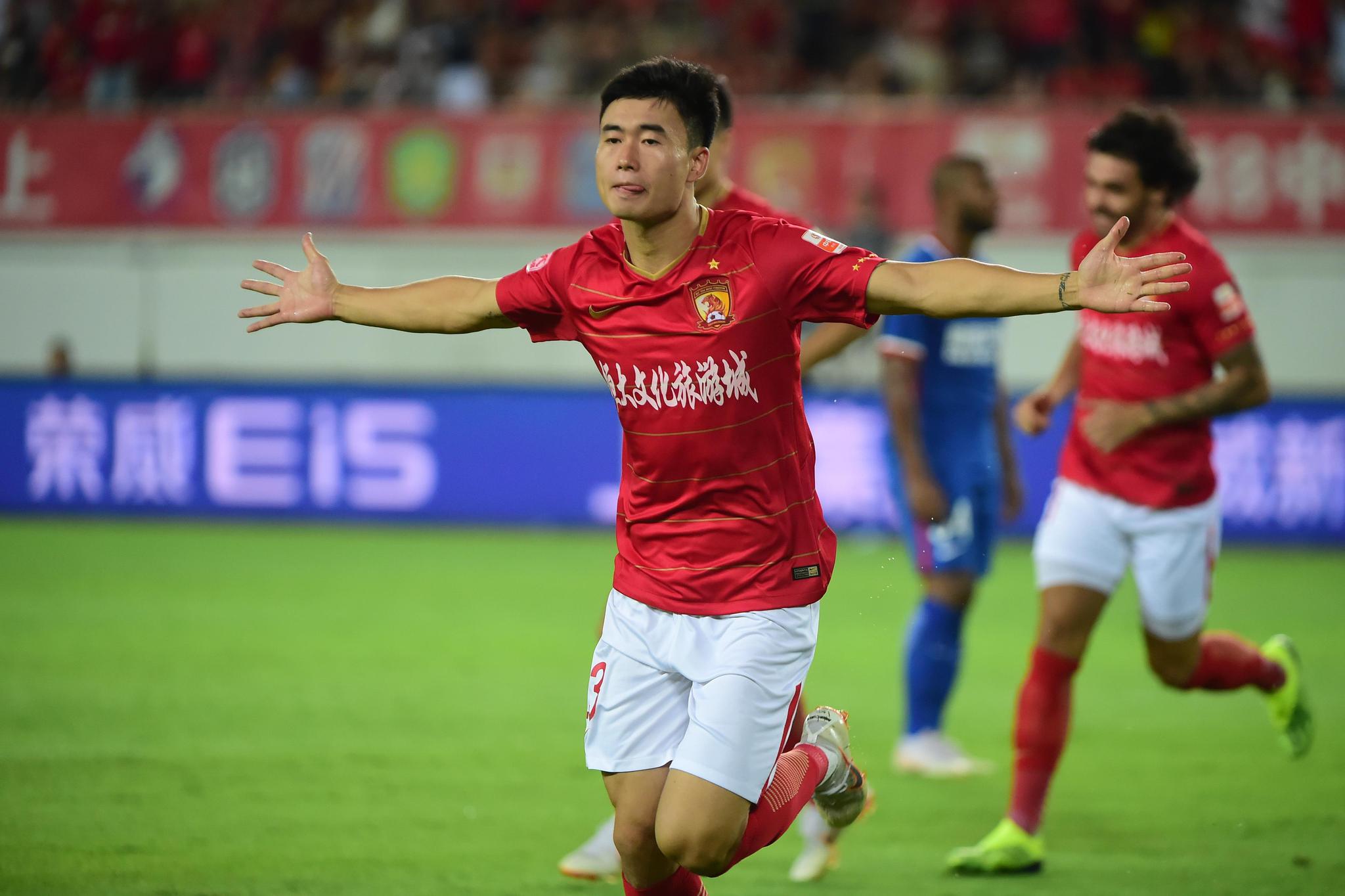 恒大击败上港，稳坐领先之位