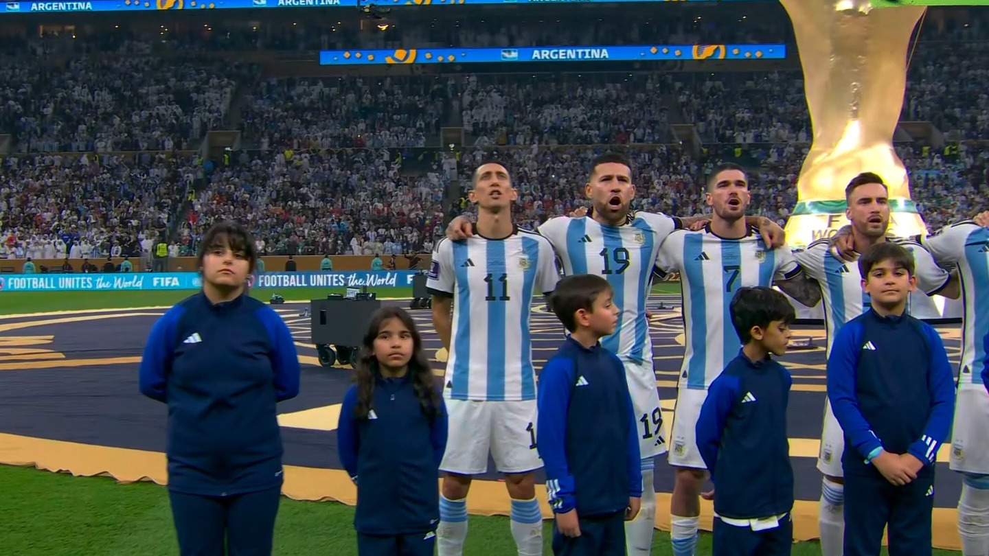 阿根廷赛后球员集体庆祝取胜直逼前四