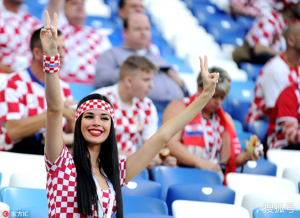 英格兰队险胜克罗地亚队，球迷欢呼不已