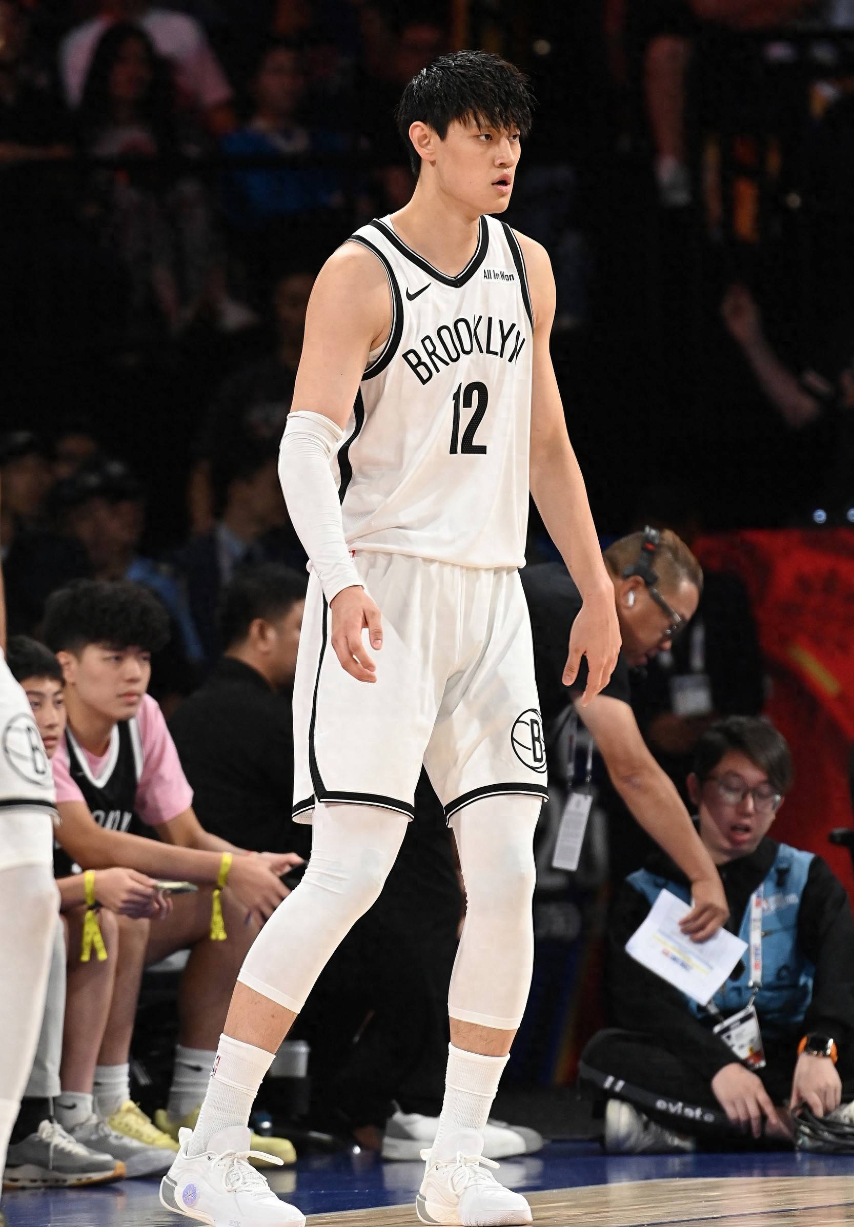 中国男篮横扫湖人B队,布克绝境逆转的简单介绍 中国男篮横扫湖人B队,布克绝境逆转的简单介绍