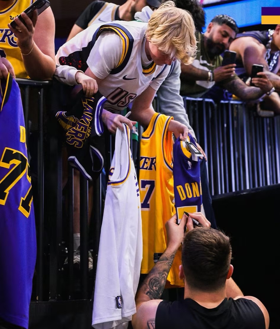 NBA传奇谢幕，球迷泪洒赛场